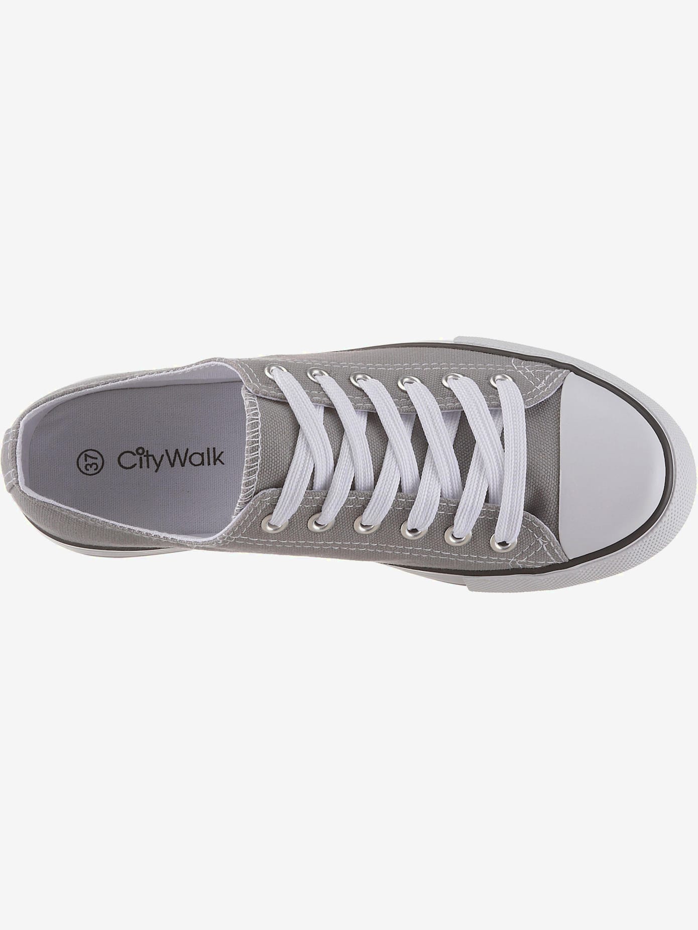 Baskets sneakers basiques parfaites avec un jean
