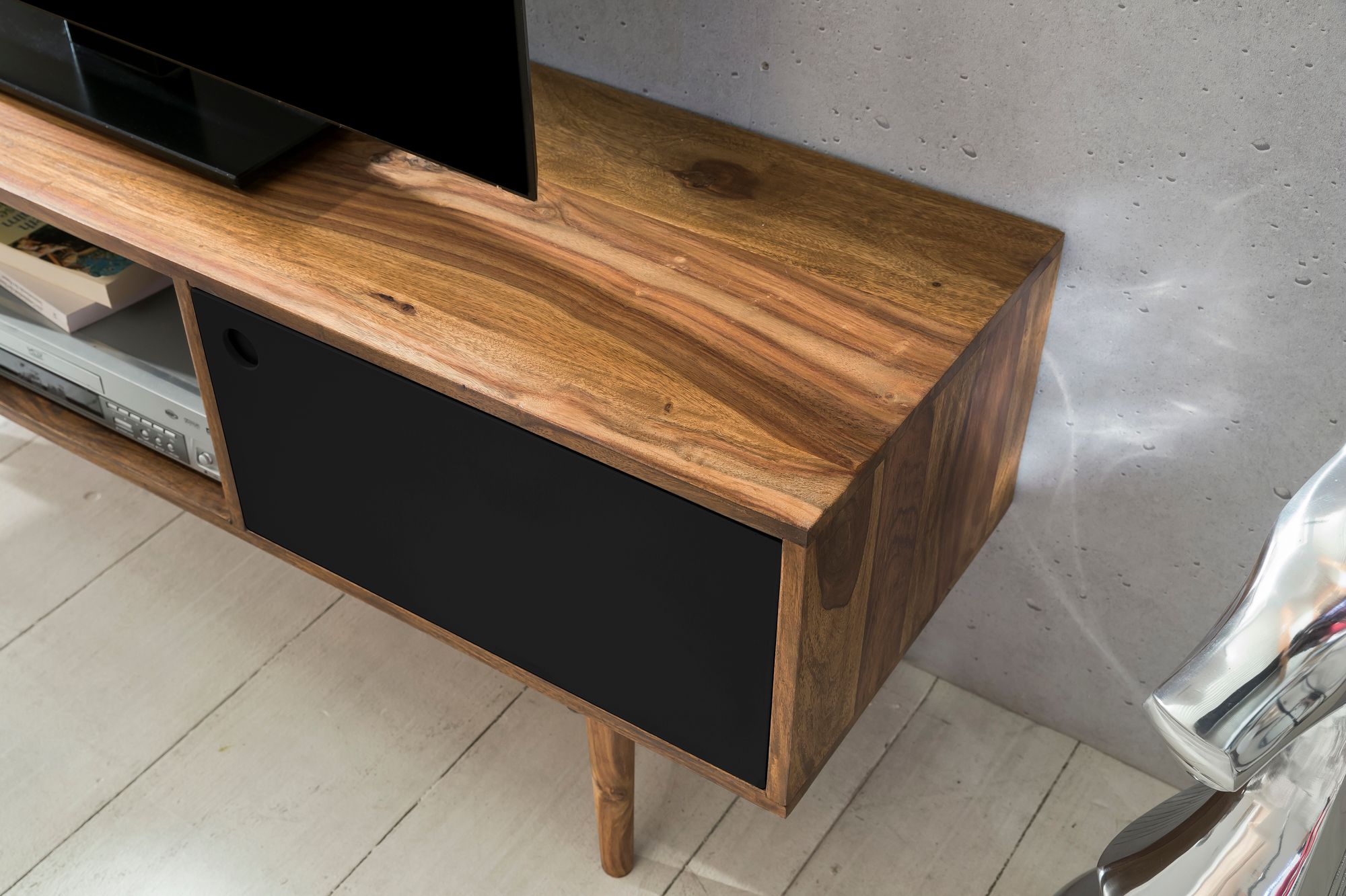 KADIMA DESIGN TV-Lowboard SAVIO: Rustikale Landhaus-Optik, Massivholz Sheesham, Viel Stauraum, Einzigartige Maserung
