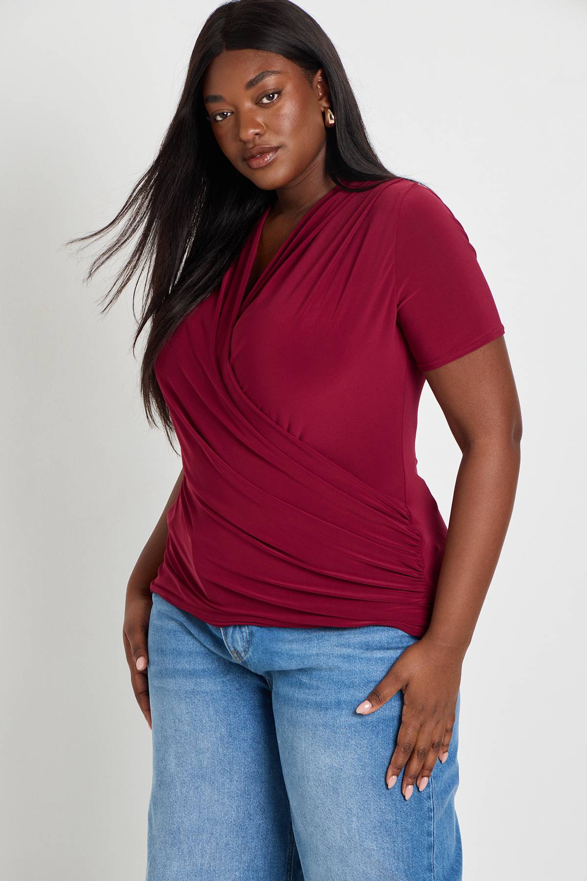 boohoo Haut Grande Taille À Double Couche Slinky Col Bénitier Court Manches Courtes Avec Fronces