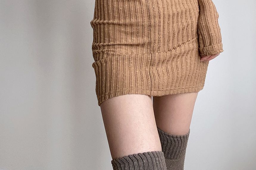 BERAN STUDIO - Lange mouw off-shoulder effen mini gebreide manteljurk