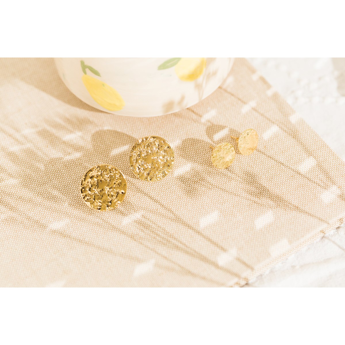 boucles d'oreilles puces ronds martelés doré à l'or fin - HESTIA