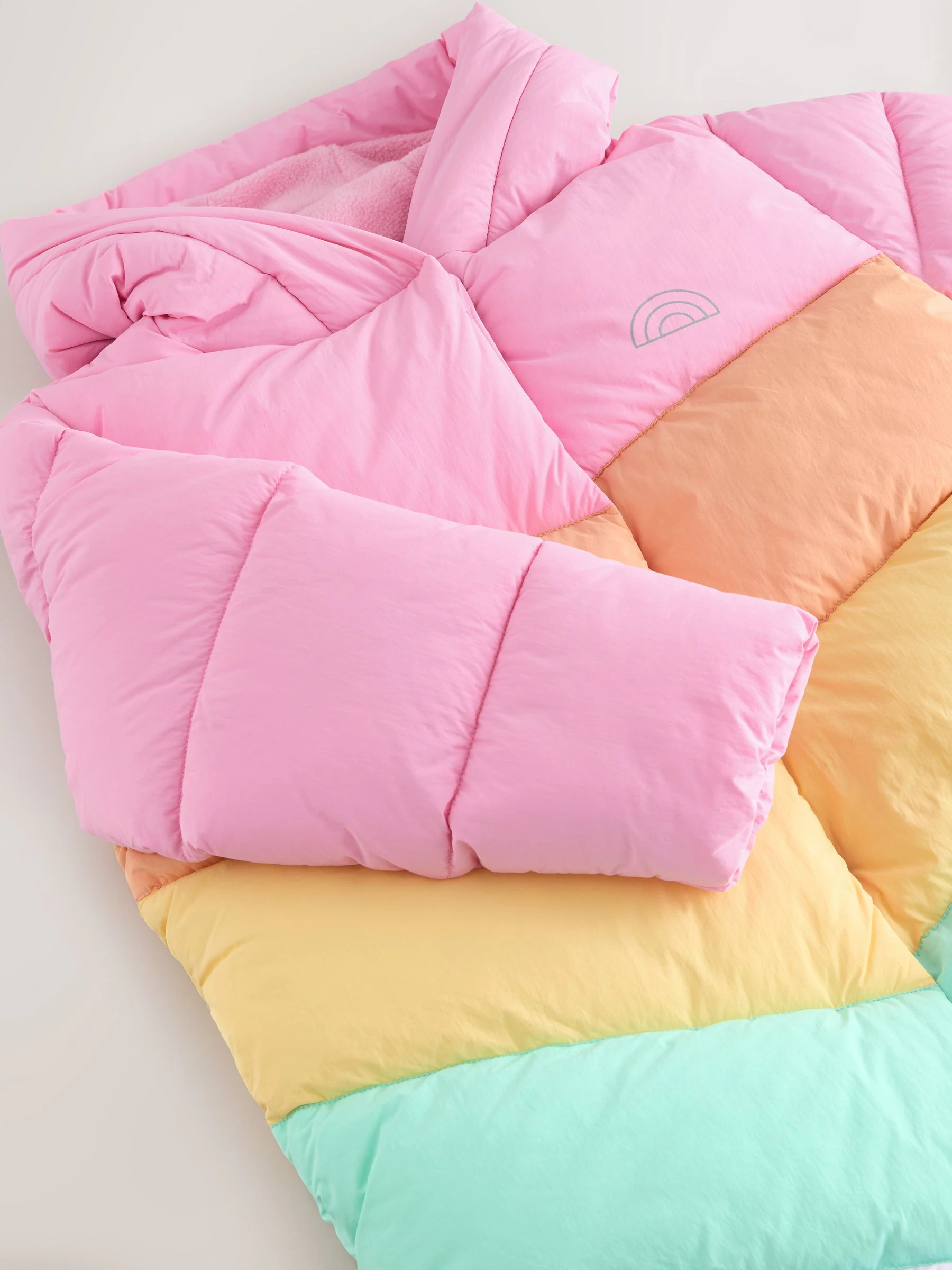 Little Bird by Jools Oliver regenbestendige lange gewatteerde jas met pastelkleurige regenboogprint