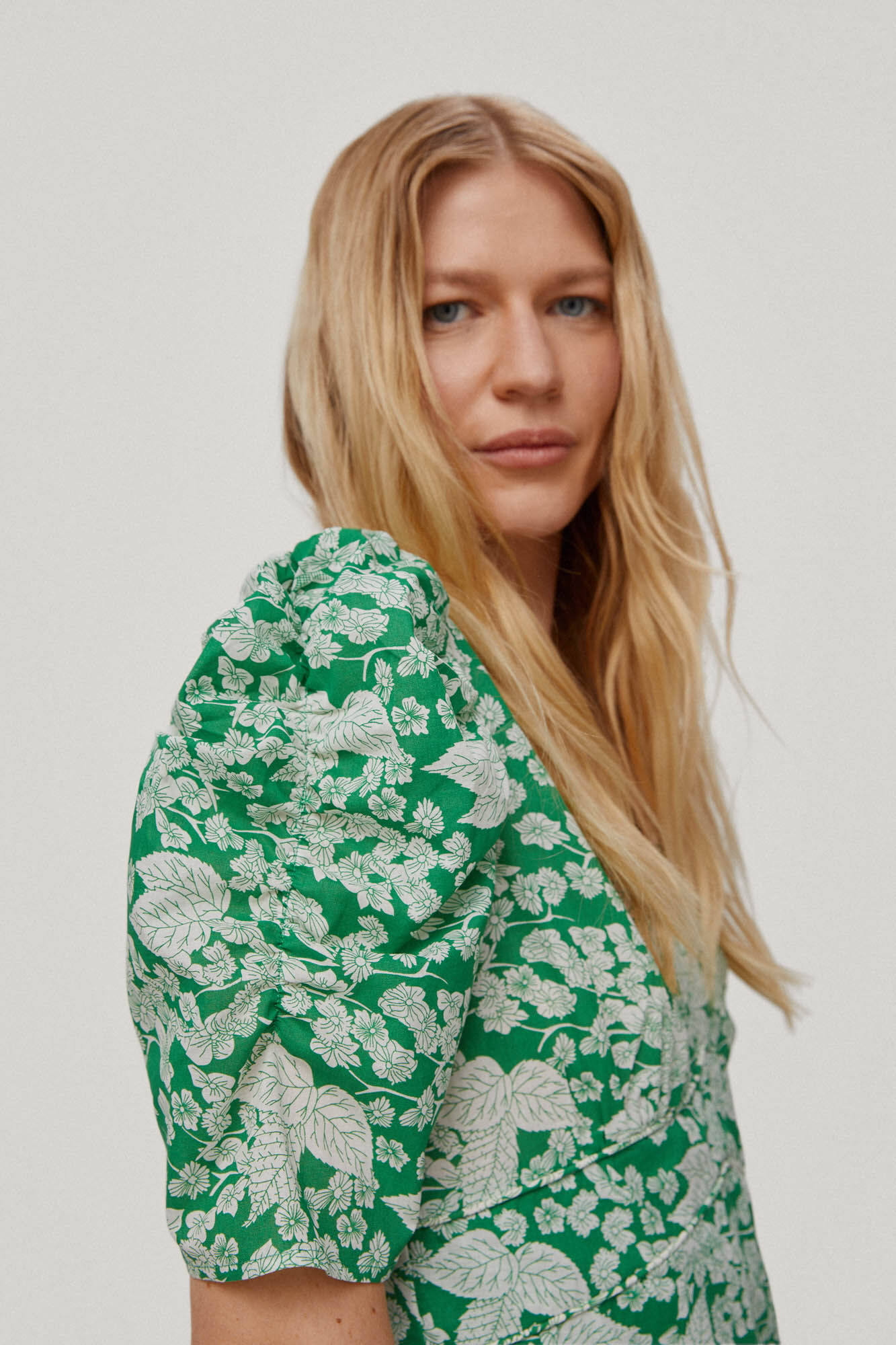 Vestido curto com estampa floral e mangas franzidas. - Verde
