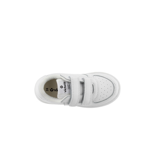 Tênis Victoria Tiempo monocromático branco em couro sintético com fecho de velcro.