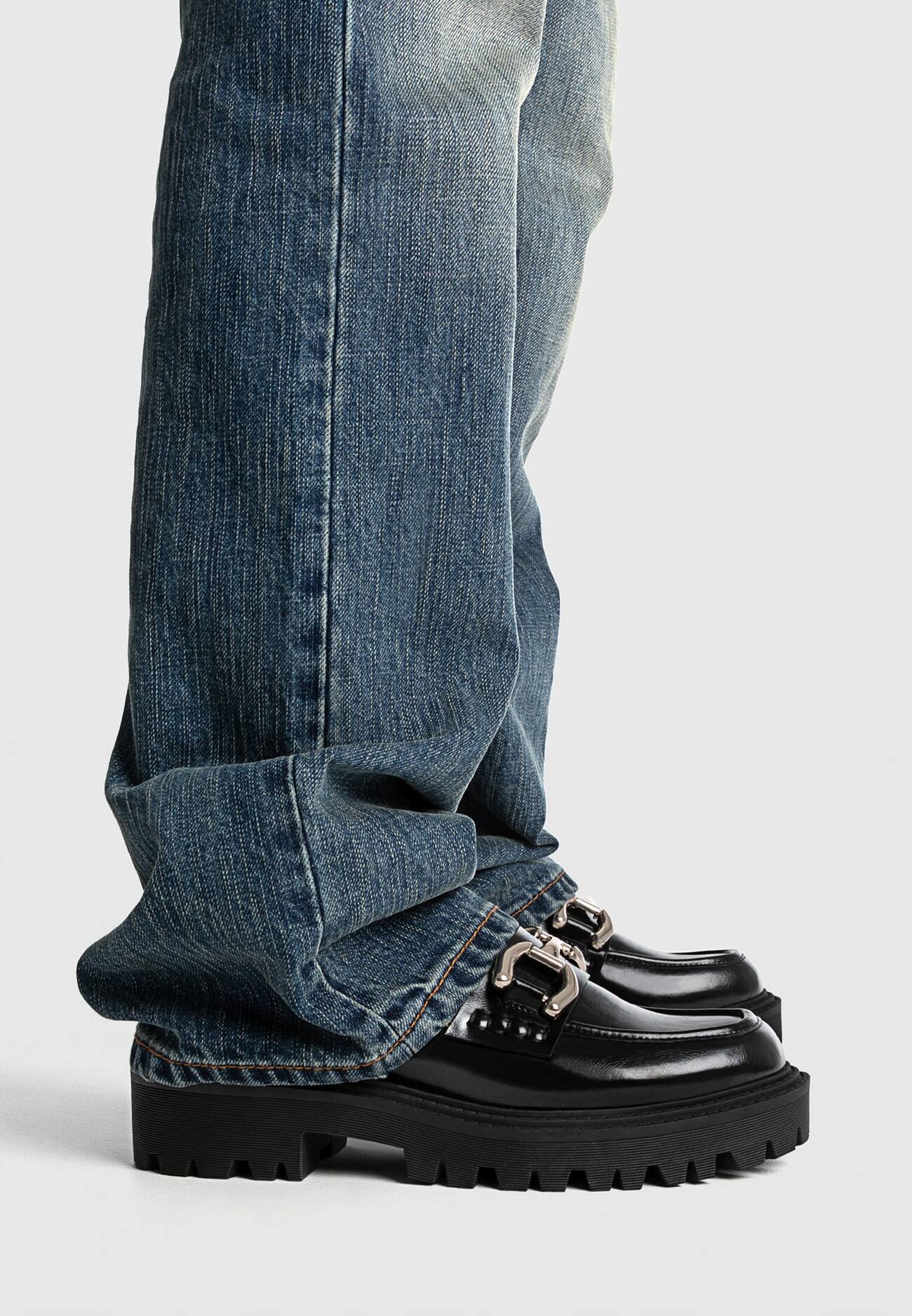 Mocassins pretos com solado tratorado