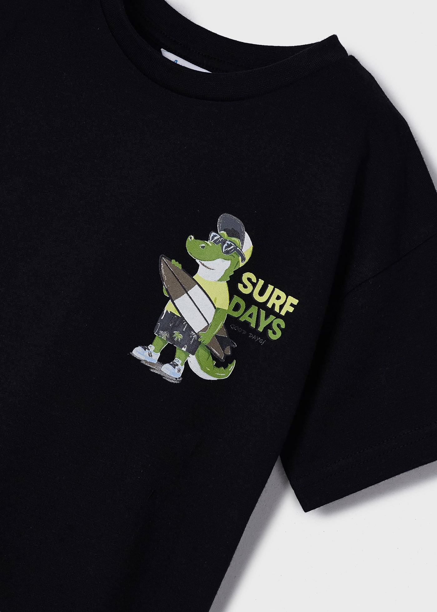 Camiseta infantil masculina em algodão sustentável com estampa.