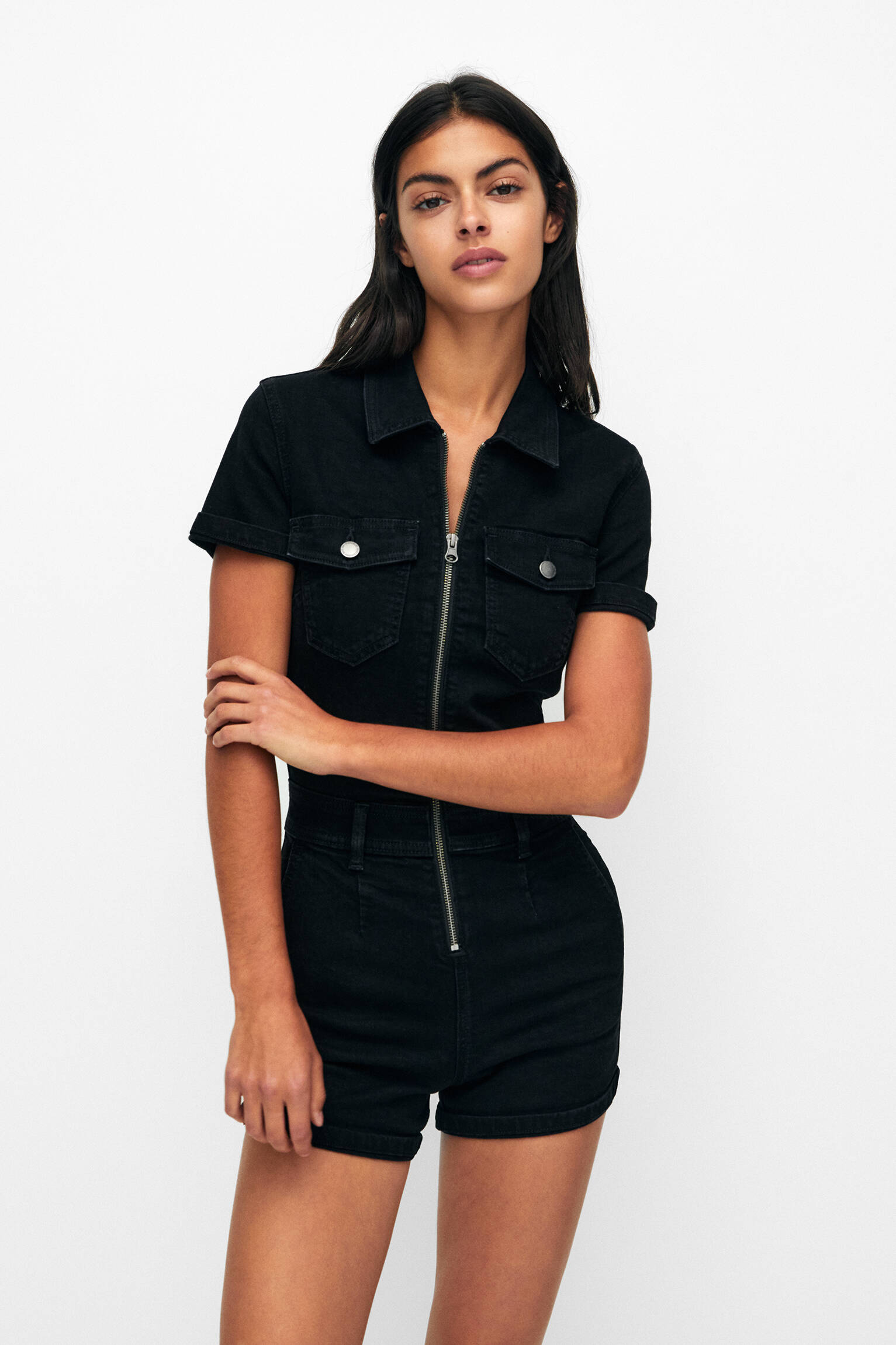 Macacão curto jeans com zíper - Preto