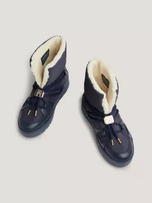 Botas de neve essenciais com forro quente e travas.