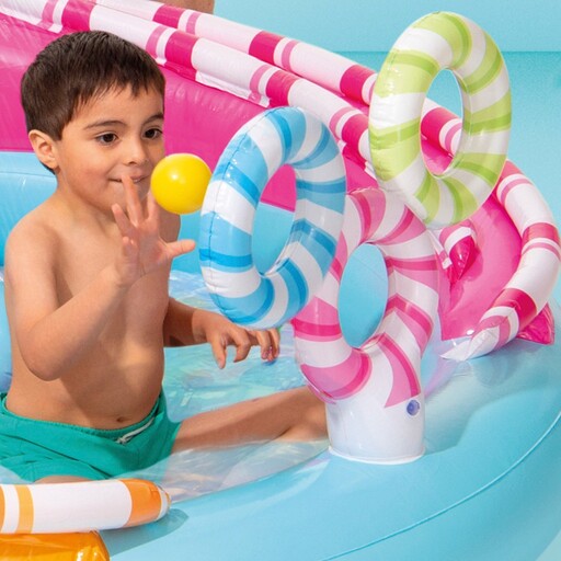 Piscina inflável Intex Candy com difusor, escorregador e jogos de bola.
