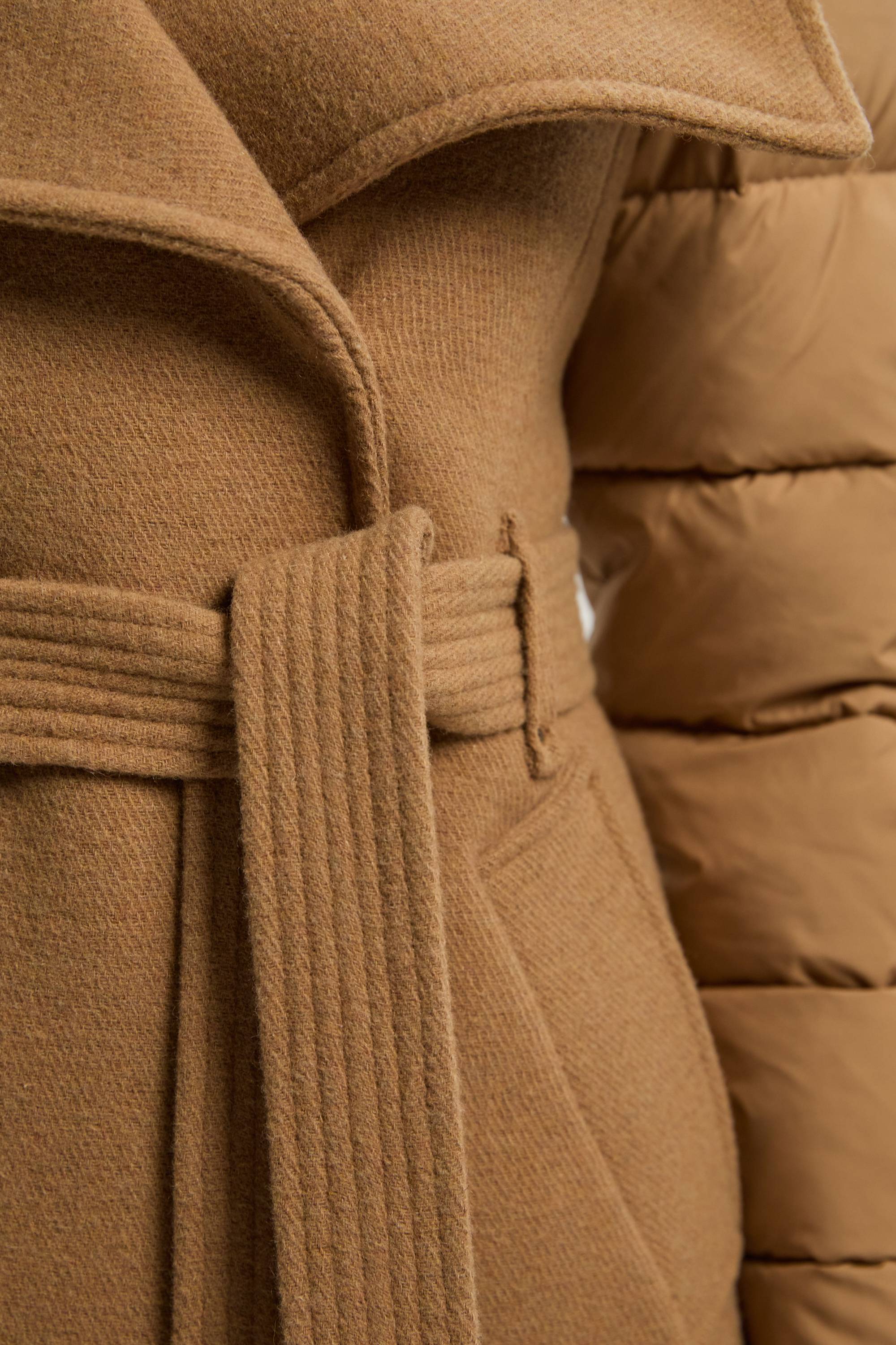 KarenMillen Manteau mi-long ceinturé hybride matelassé en mélange de laine.