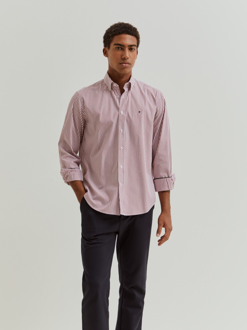 Camisa regular fit às riscas
