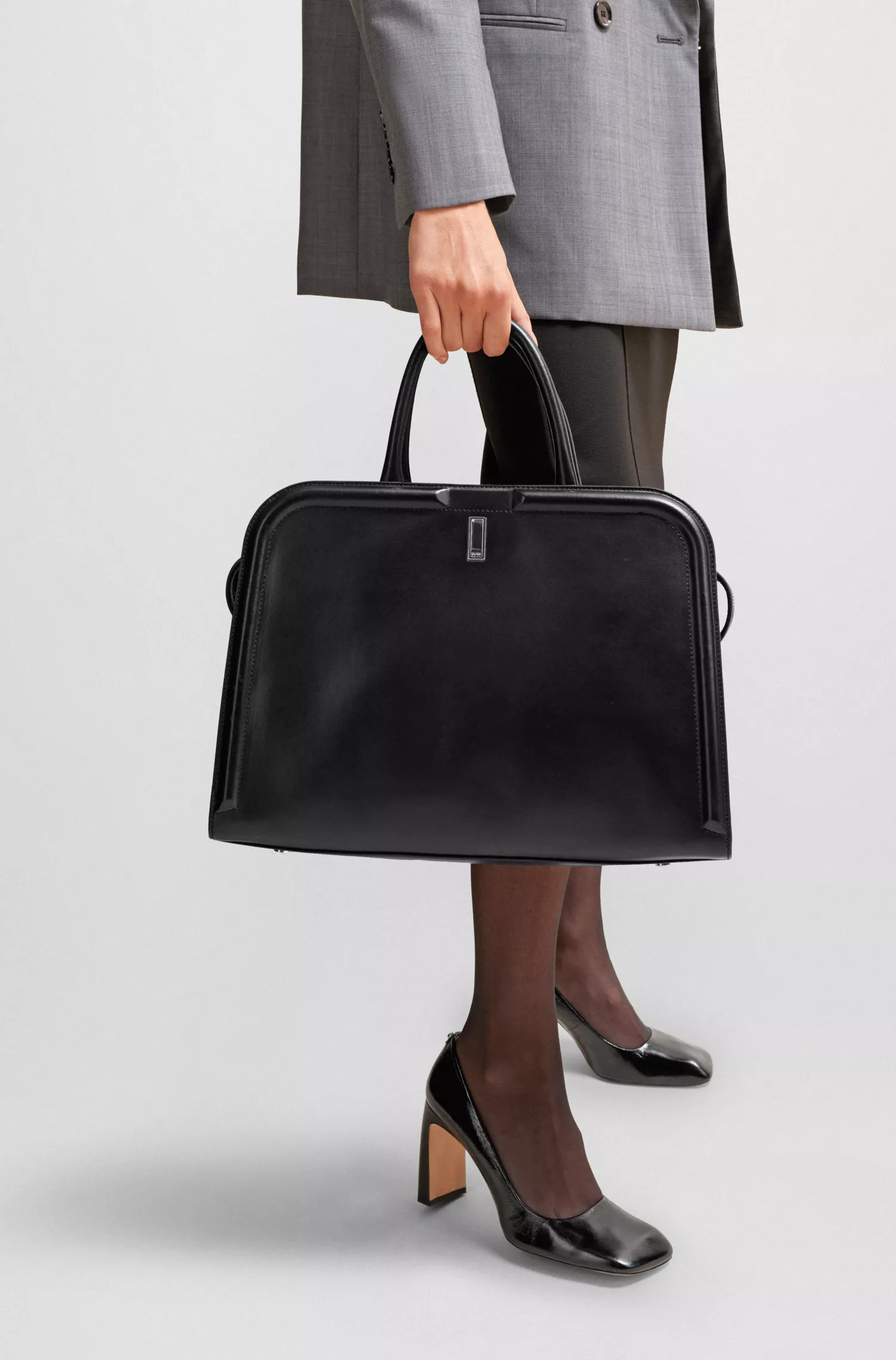 Bolsa tote BOSS em couro preto com nécessaire removível.