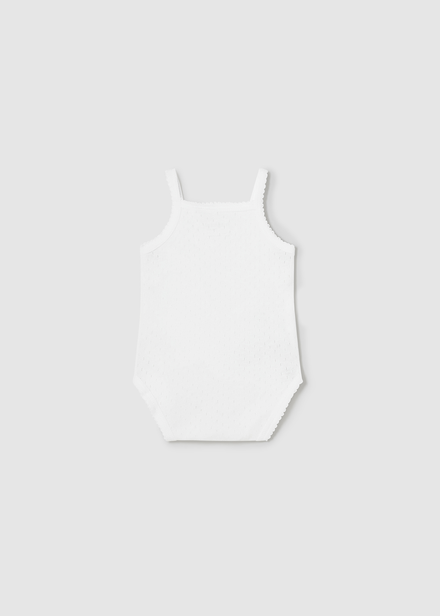 Body Better Cotton nude para recém-nascido com detalhes vazados e alças.