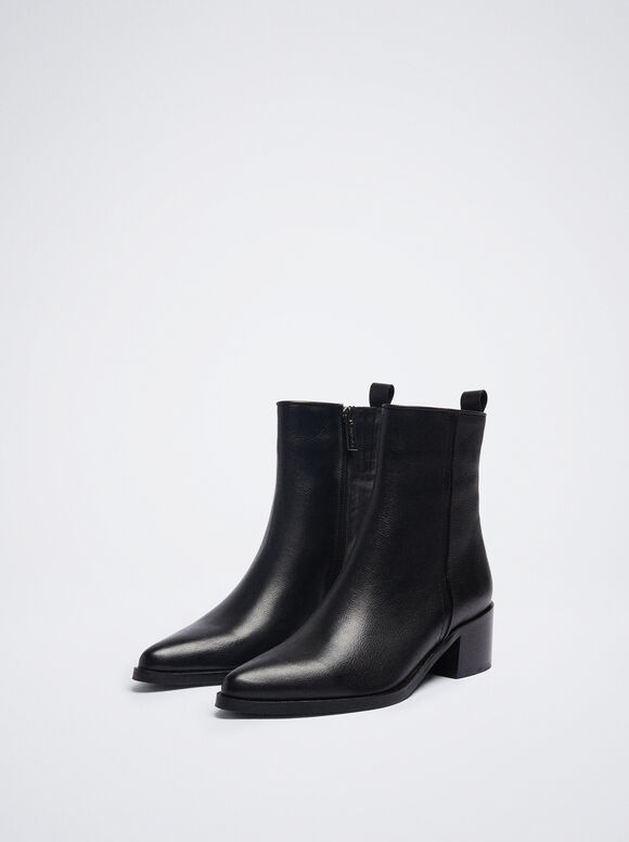 Botas de cano curto em couro com salto - Pretas