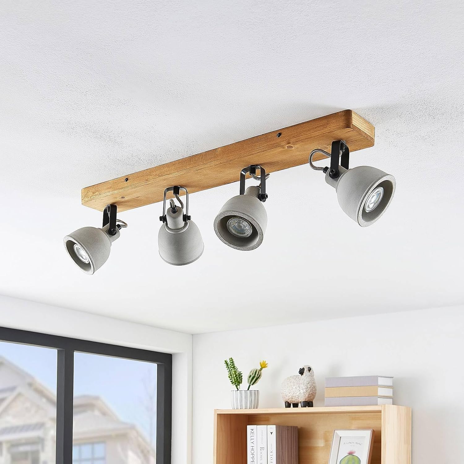 Lindby Deckenlampe Beton Kiefernholz, Deckenstrahler drehbar schwenkbar Spotbalken 4x GU10 ohne Leuchtmittel Strahler Spot Deckenleuchte Küche