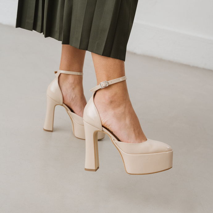 Babies à talons et plateformes  en vernis beige