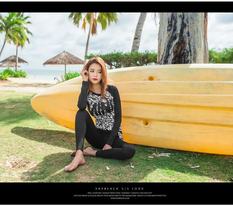MALILA - Set: Rashguard met lange mouwen en letters + zwembroek