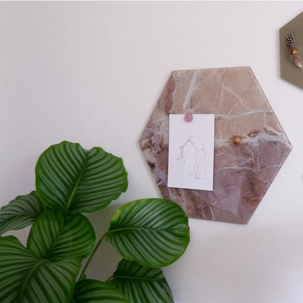 Magnetisk NAGA glastavle hexagon 42 cm beige marmor
