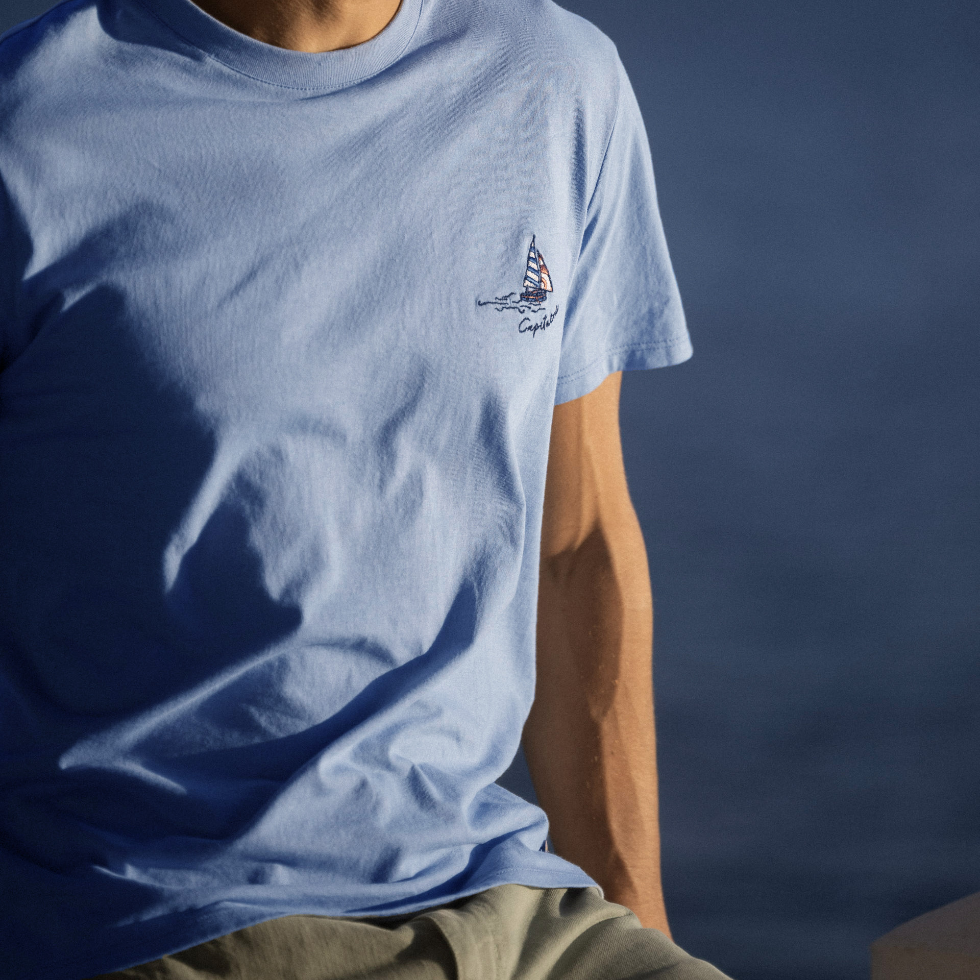 T-shirt bleu clair broderie poitrine capitaine coton et coton recyclé - modèle arcy
