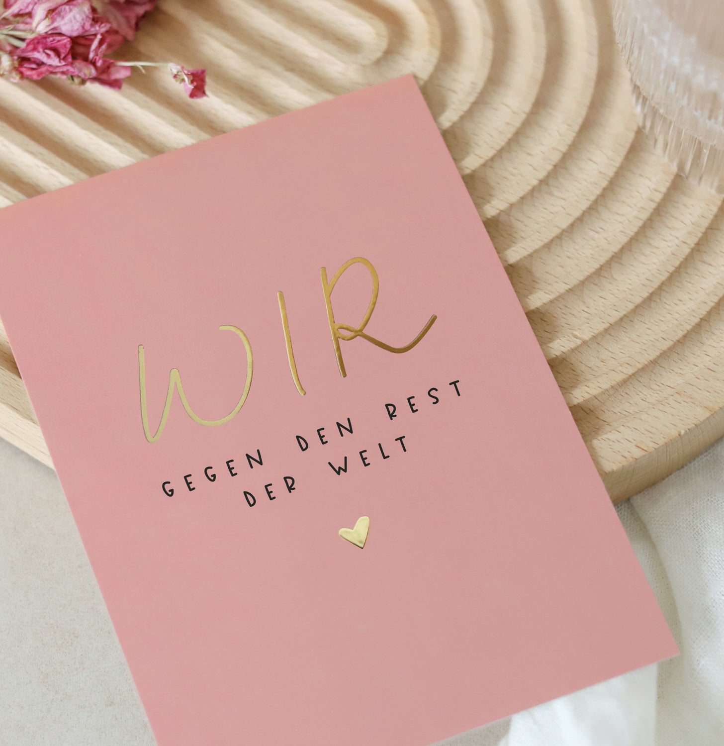 Postkarte „Wir gegen den Rest der Welt
