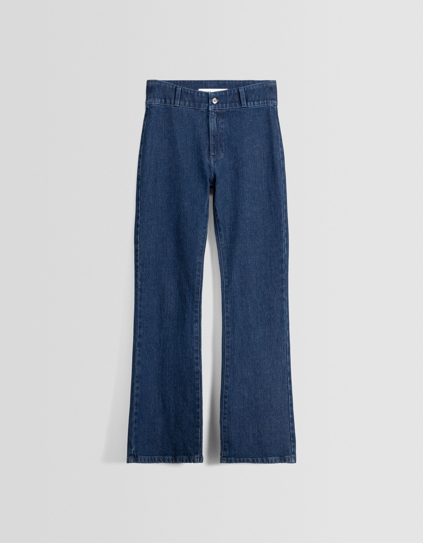 Calça jeans boca de sino com fenda
