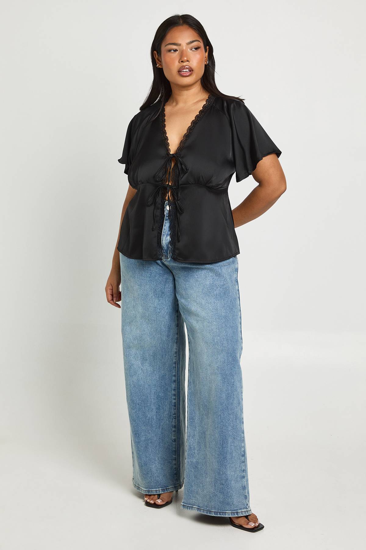 boohoo Haut Grande Taille En Satin À Manches Courtes Avec Bordure En Dentelle Et Liens À Nouer Devant