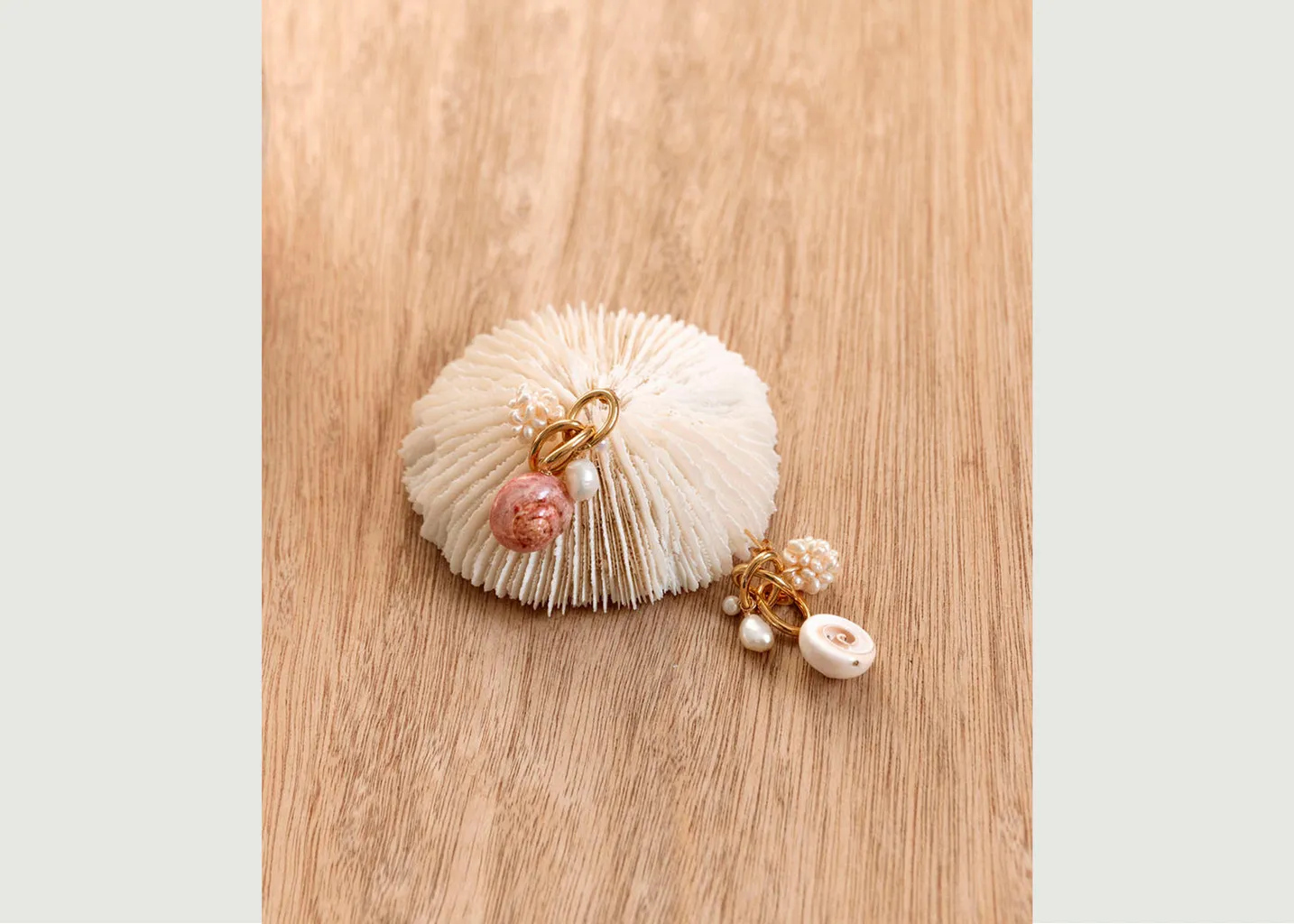 Boucles d'oreilles pendantes avec coquillages et perles Ali Gisel B.