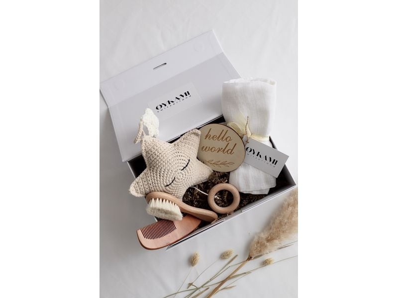 Oykami Geschenkset Chelsea Baby-Geschenkbox in neutralen Farben mit Sternen-Musikuhr
