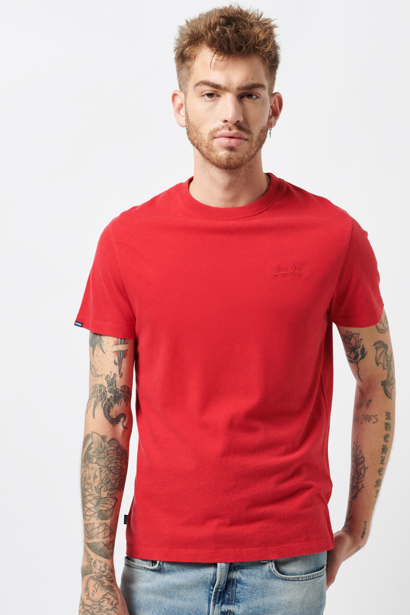 Camiseta de algodão orgânico com logotipo vintage bordado.