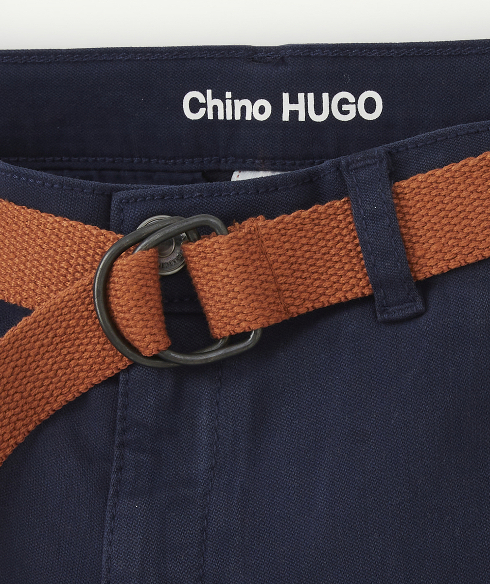 HUGO LE PANTALON CHINO GARÇON BLEU MARINE AVEC CEINTURE OCRE