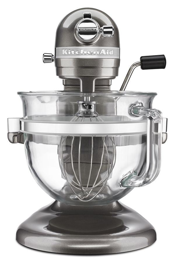 Seja para preparar 13 dúzias de biscoitos para a venda de bolos da escola ou frango desfiado para a Terça-feira de Tacos com amigos e familiares, a batedeira KitchenAid® Professional 6500 Design® Series de 6 litros com tigela elevatória tem capacidade par