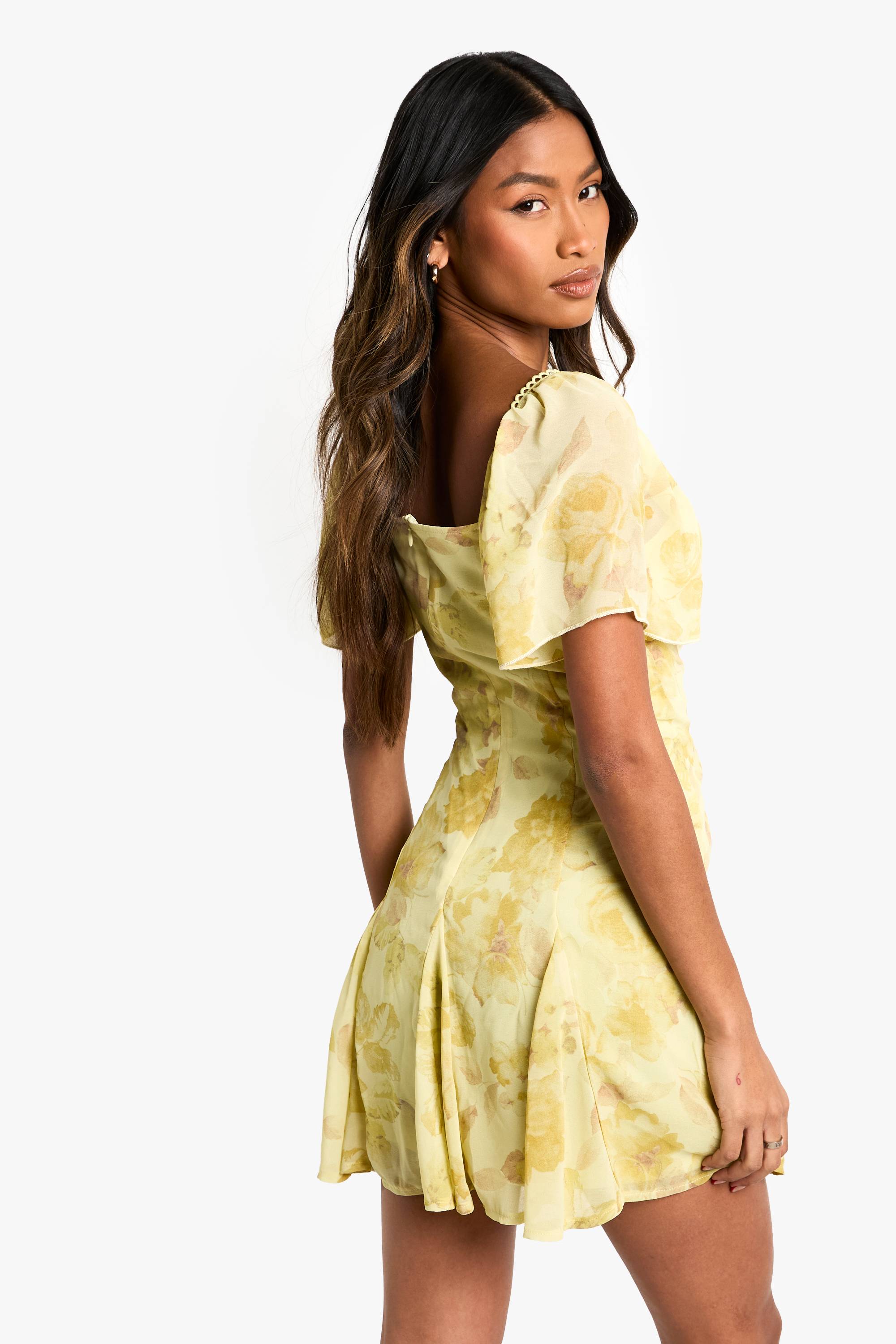 boohoo Robe Mini Laitière Florale à Ourlet Godet
