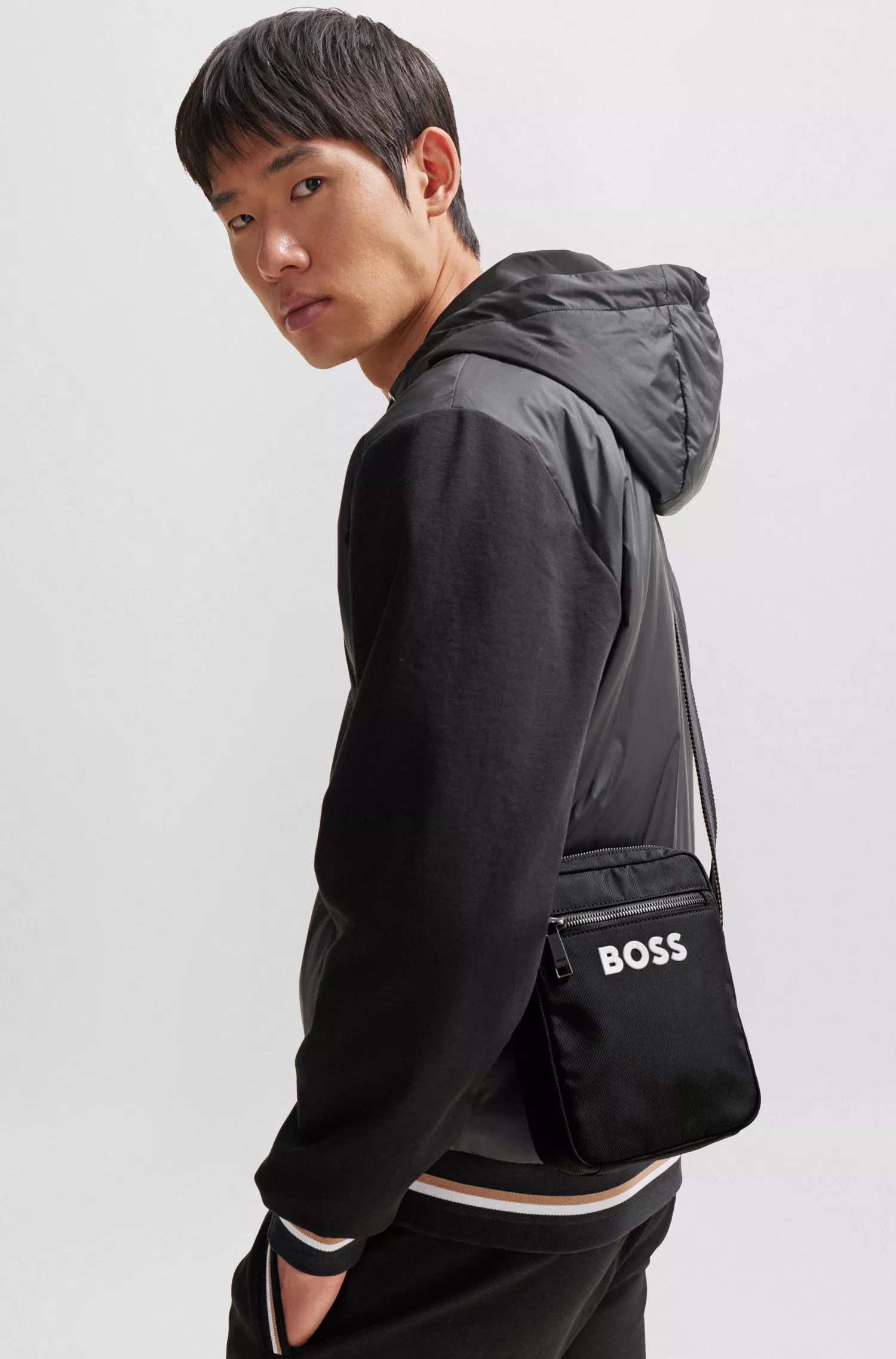 Bolsa transversal BOSS com logo em contraste preto e alça listrada exclusiva.