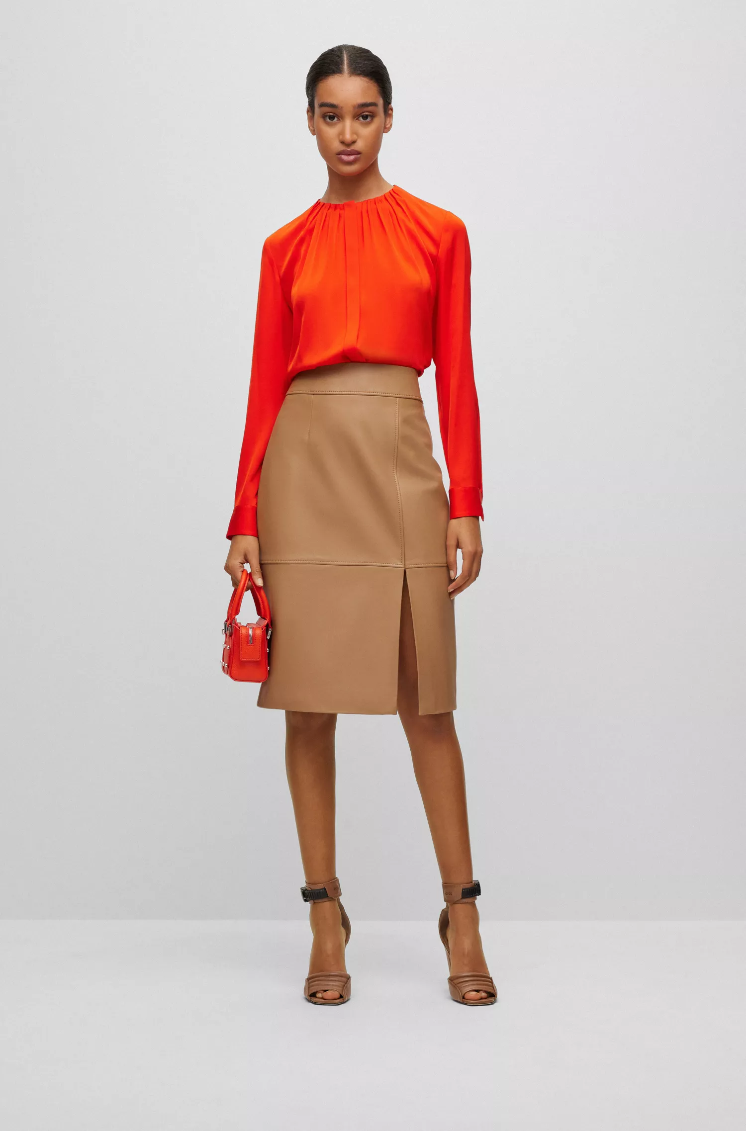 Blusa BOSS preta com decote franzido em crepe de seda elástico.