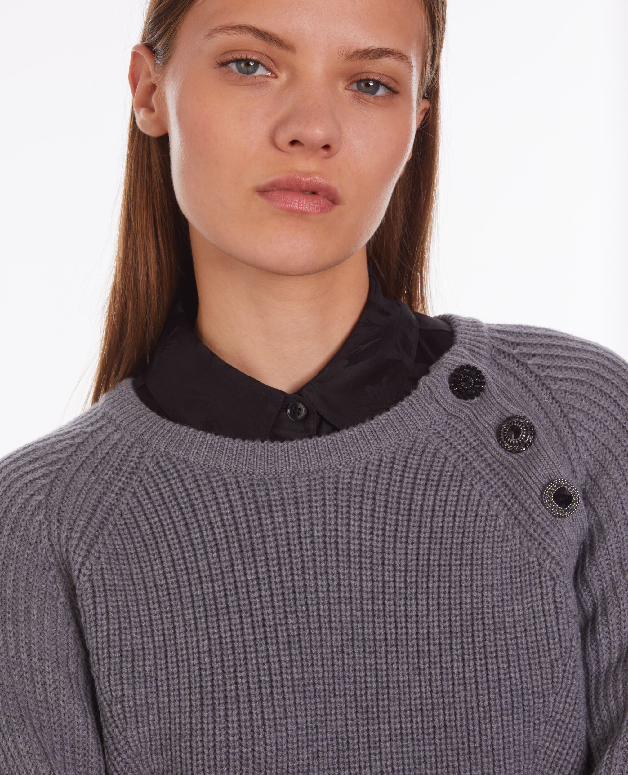 Pull gris en laine avec boutons bijoux