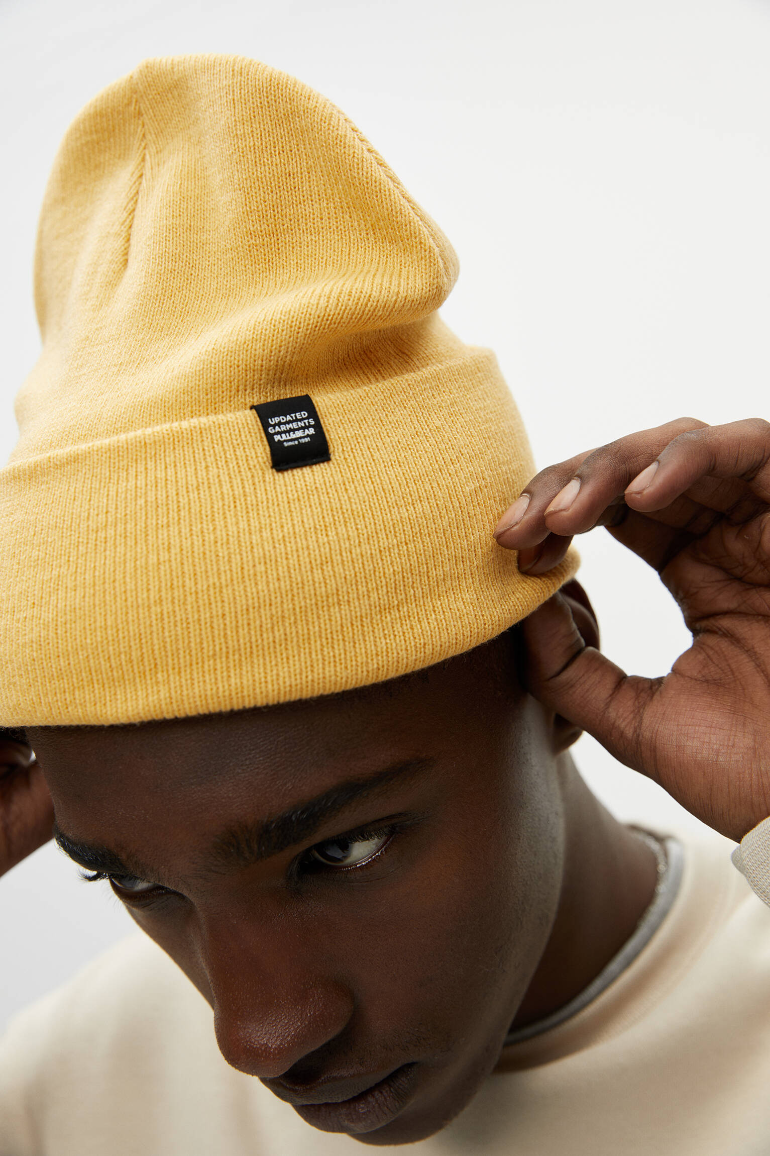Gorro de tricô básico - amarelo médio