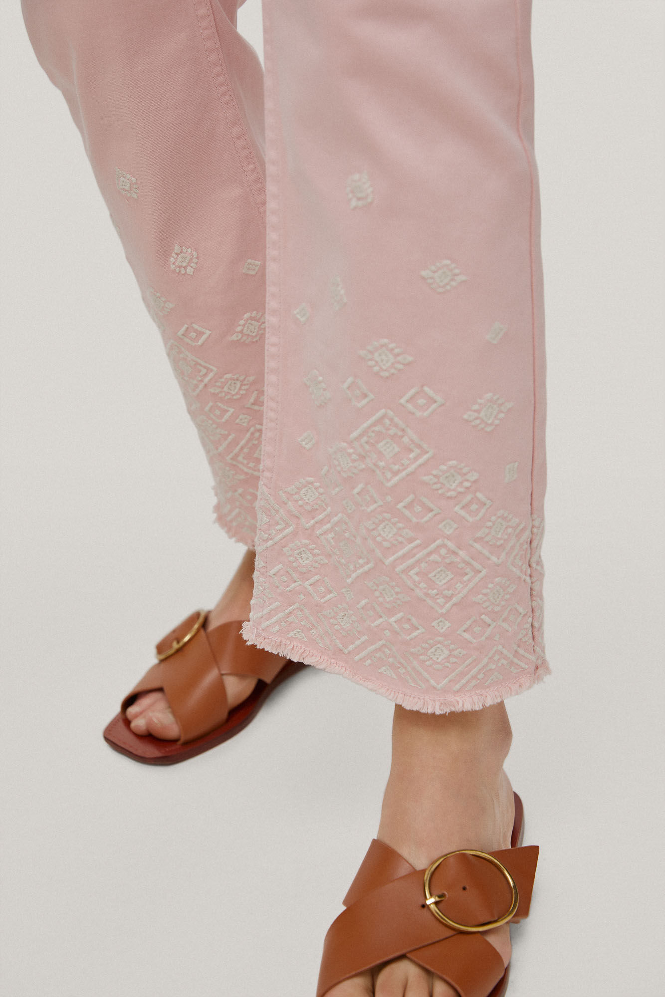Calça jeans flare com 5 bolsos e bordado - Rosa
