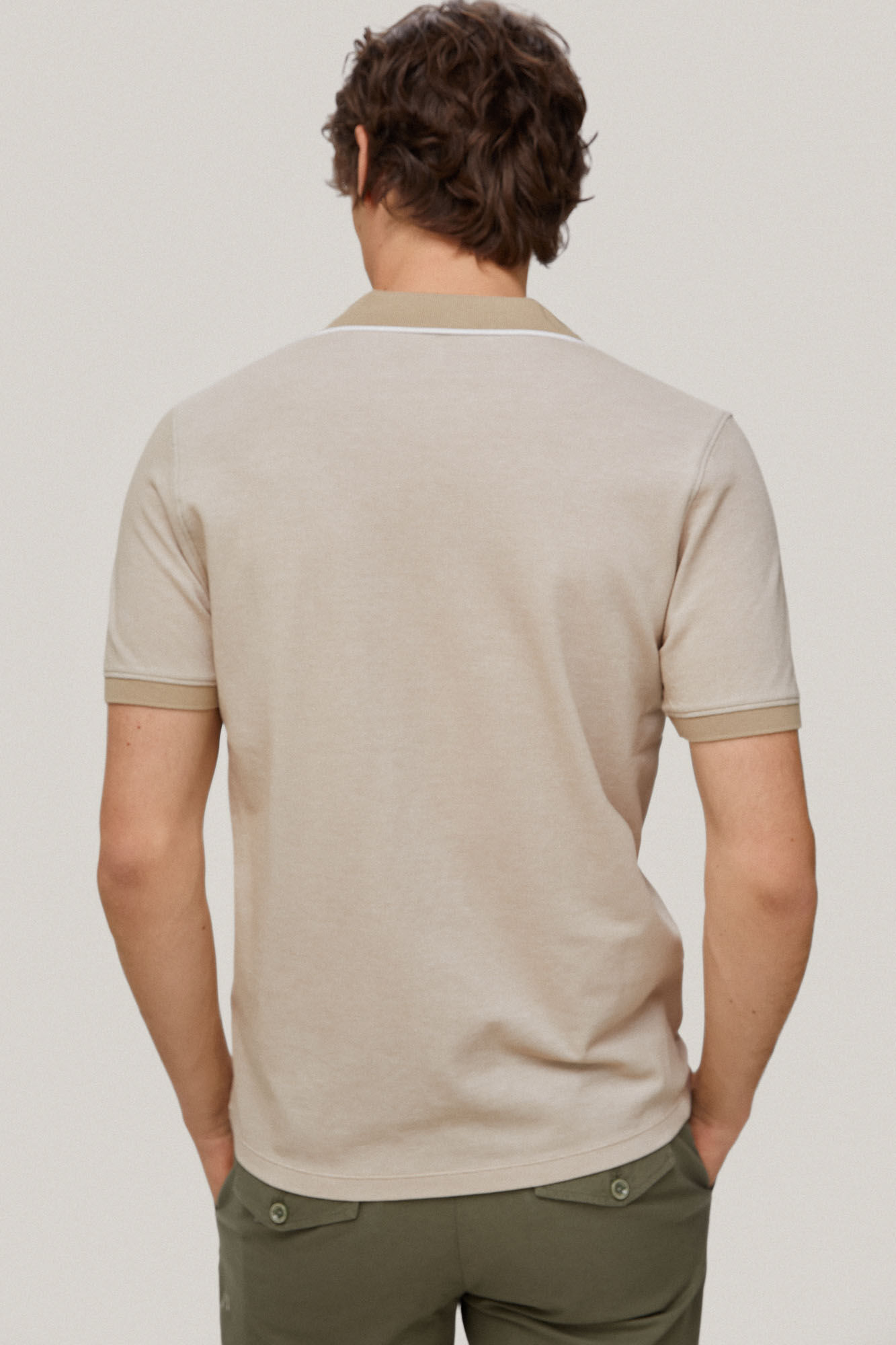 Camisa polo Oxford com gola aberta - Bege