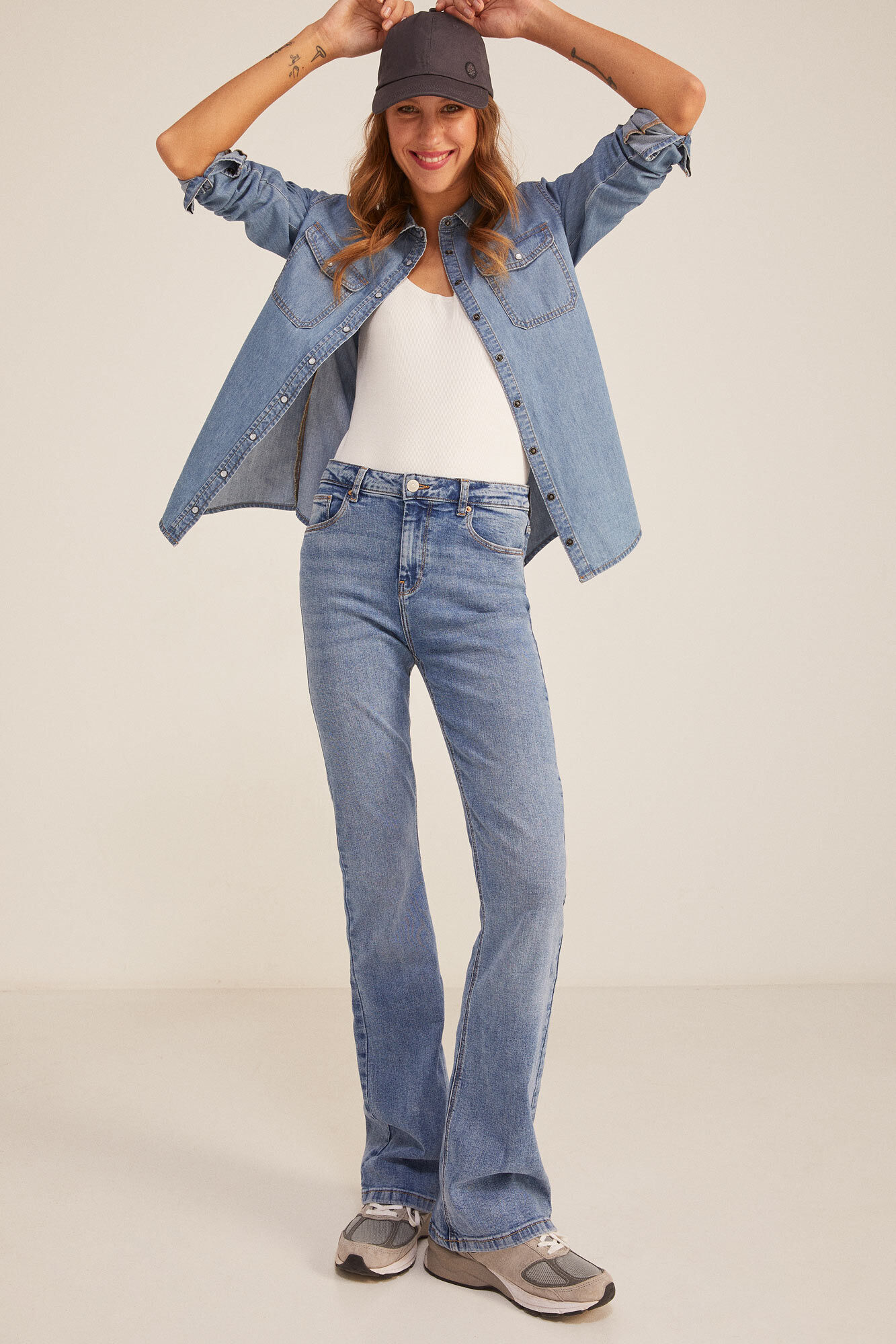Calça jeans bootcut com lavagem sustentável - azul médio
