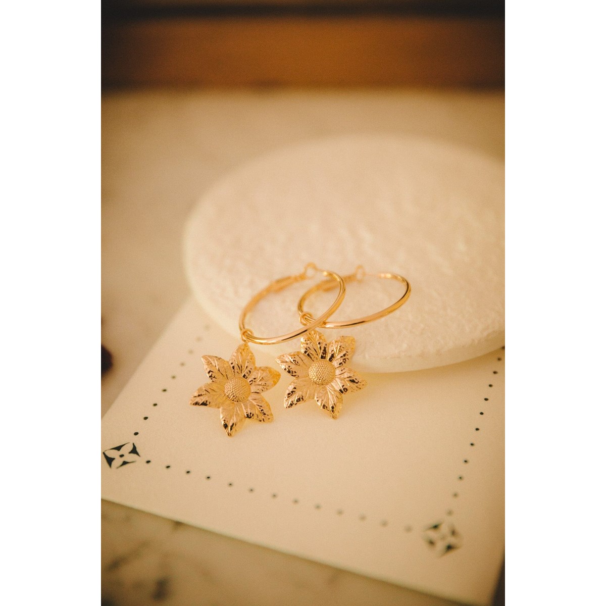 petites boucles d'oreilles créoles fleurs doré à l'or fin - HESPÉRIS