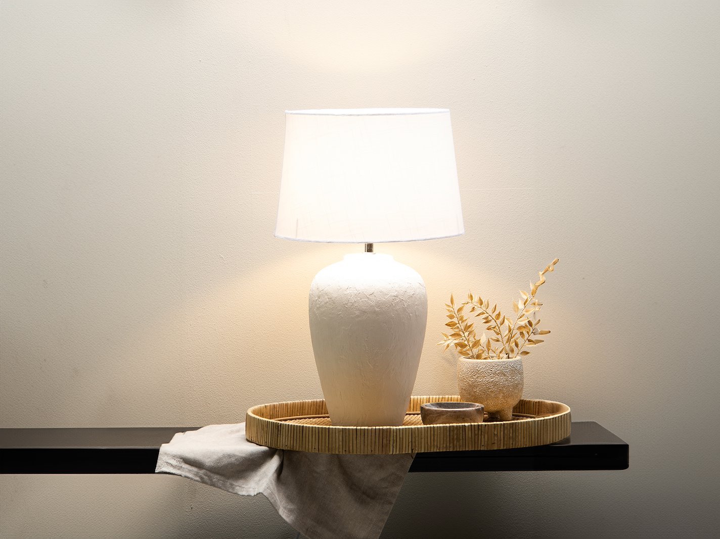 Struktur bordlampe Hvit keramikk med hvit skjerm. H58cm