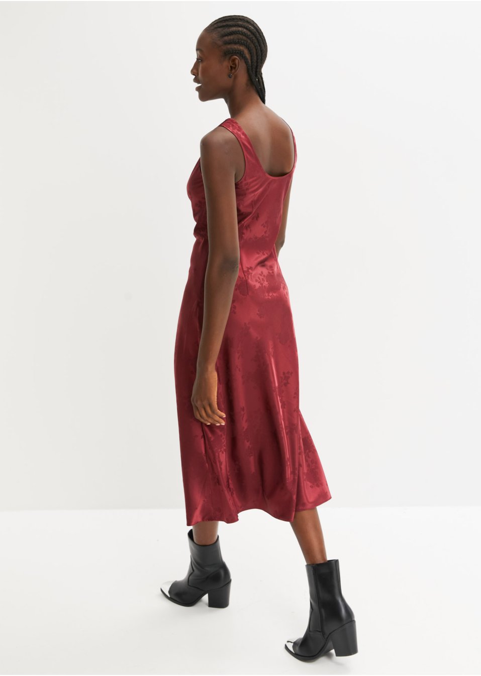 Robe midi en satin avec encolure bénitier