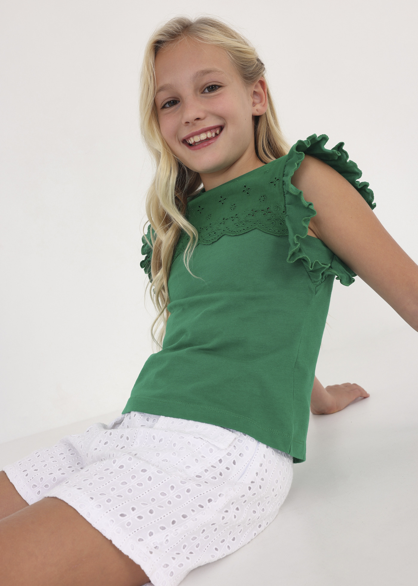 Camiseta regata feminina com babados, feita de algodão sustentável.