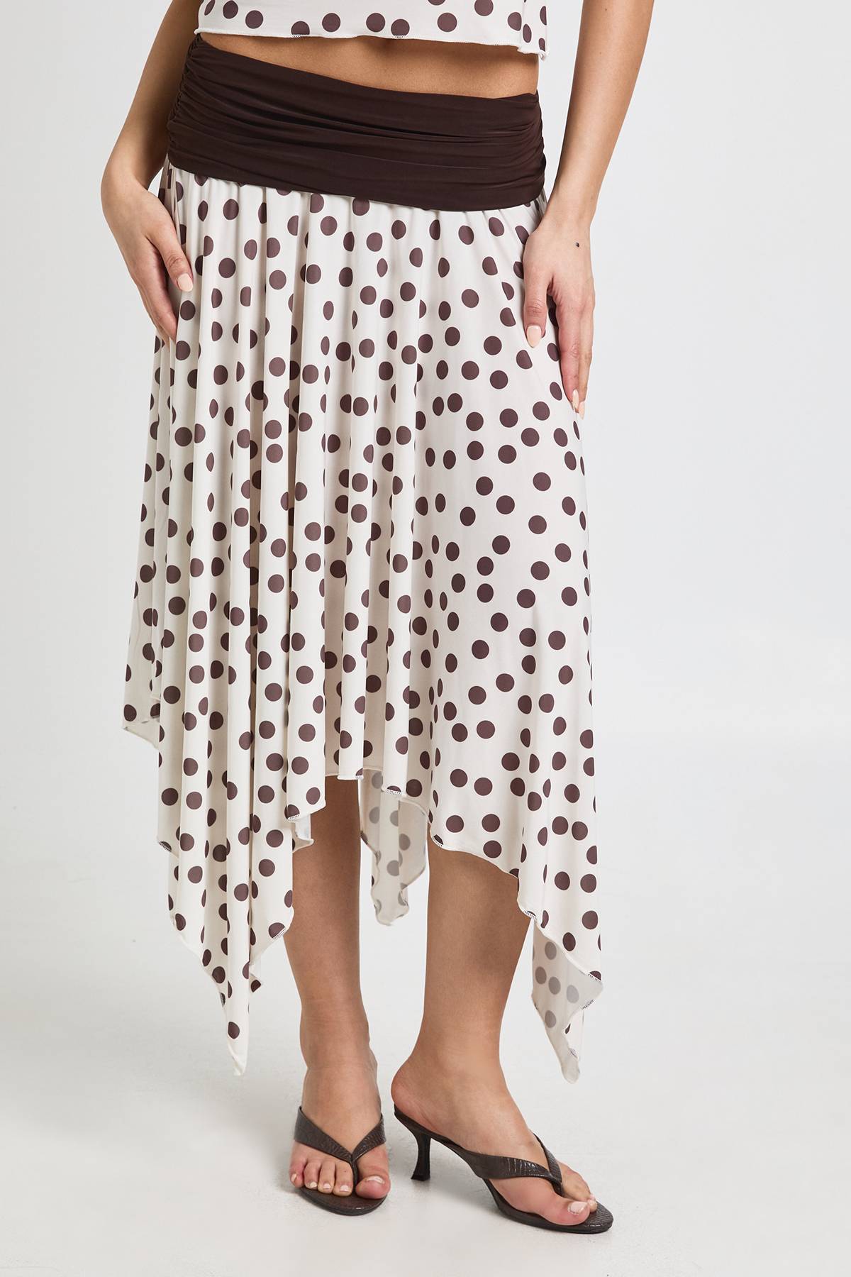 boohoo Jupe Midi À Pois Avec Taille Contrastante Repliée