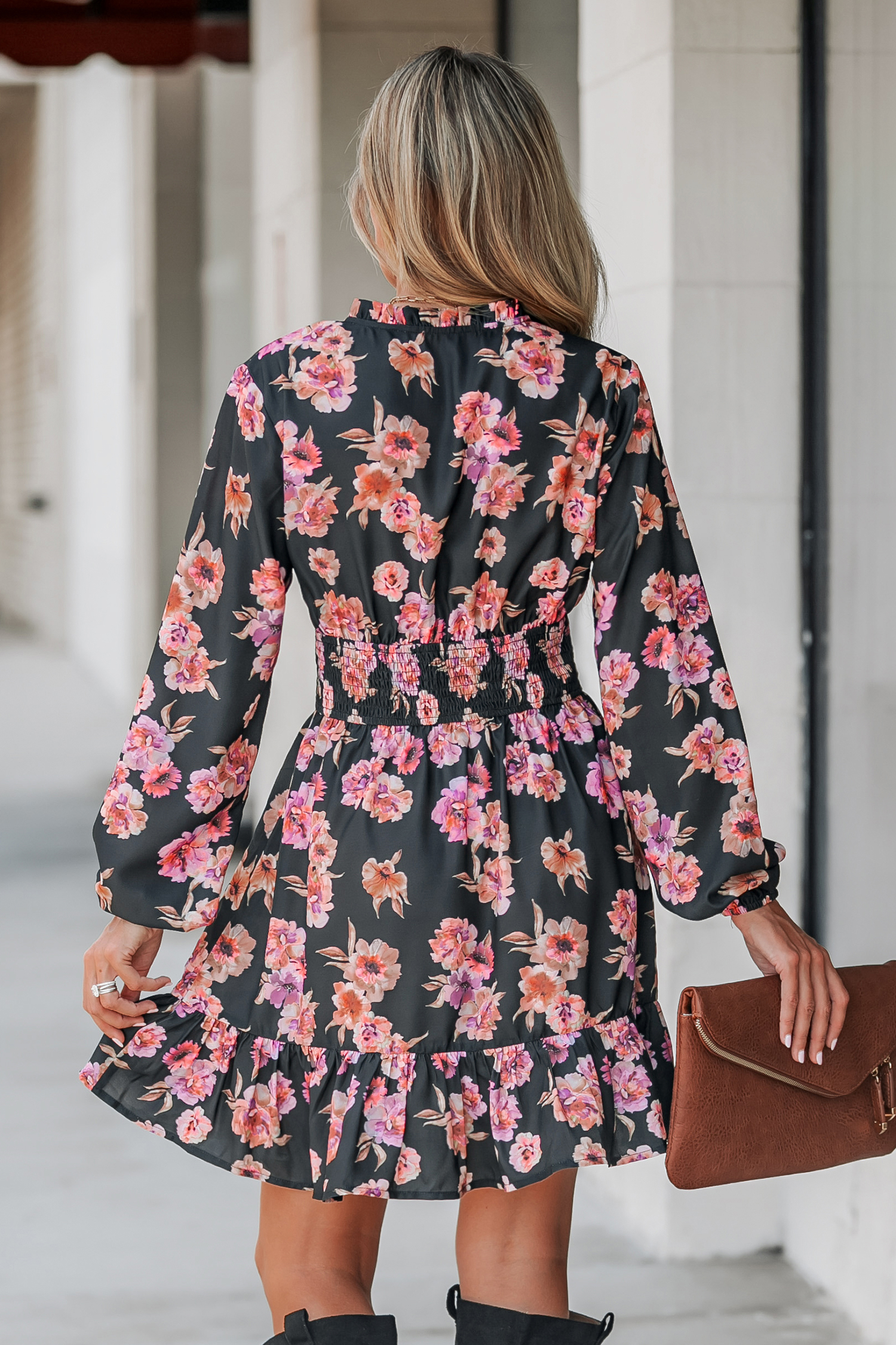 Robe avec col noué à volants et smocks