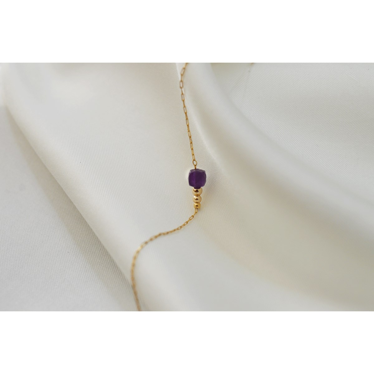 Bracelet  fin orné d une perle semi-precieuse  d 'amethyste
