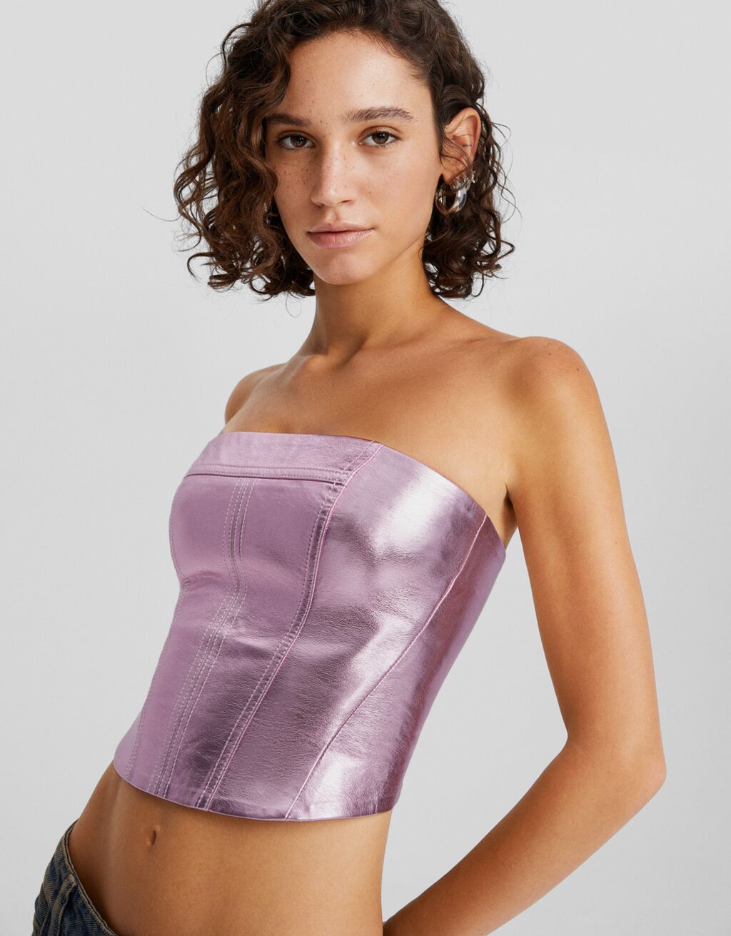 Top bandeau com efeito de couro metálico