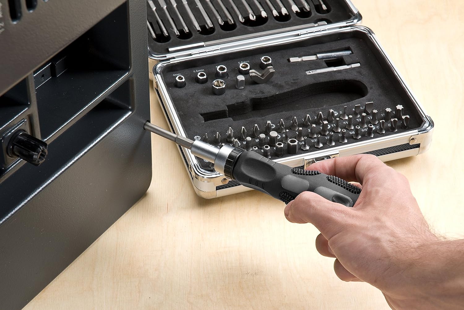 kwb Power Bit-Box 92-tlg 'inkl. Bits, Bithalter mit Dauermagnet, langer Bithalter Sechskant-Schaft und Ratschen-Handgriff in stabilem Metallkoffer