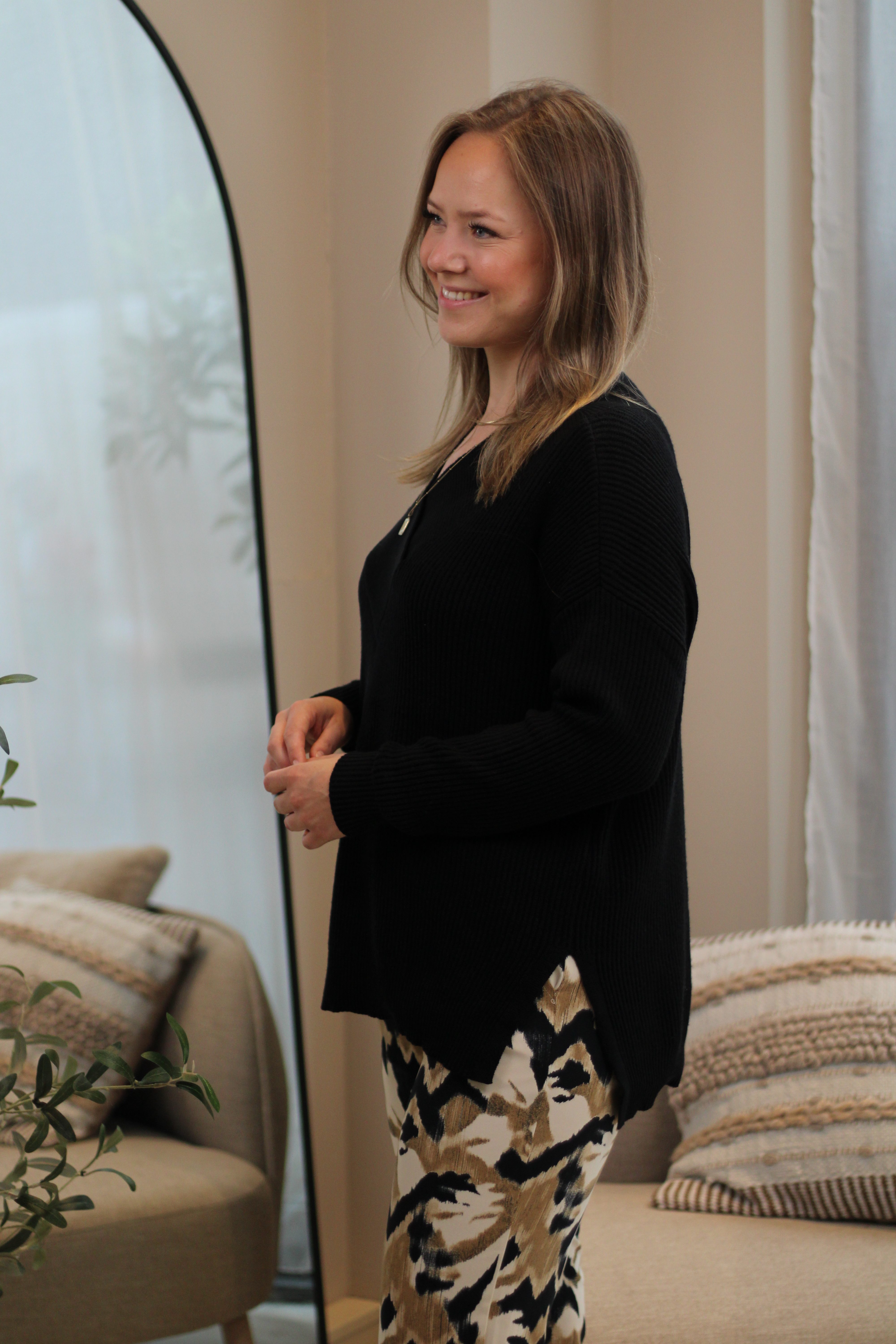 Culture - Olivia V-Neck Pullover - Black