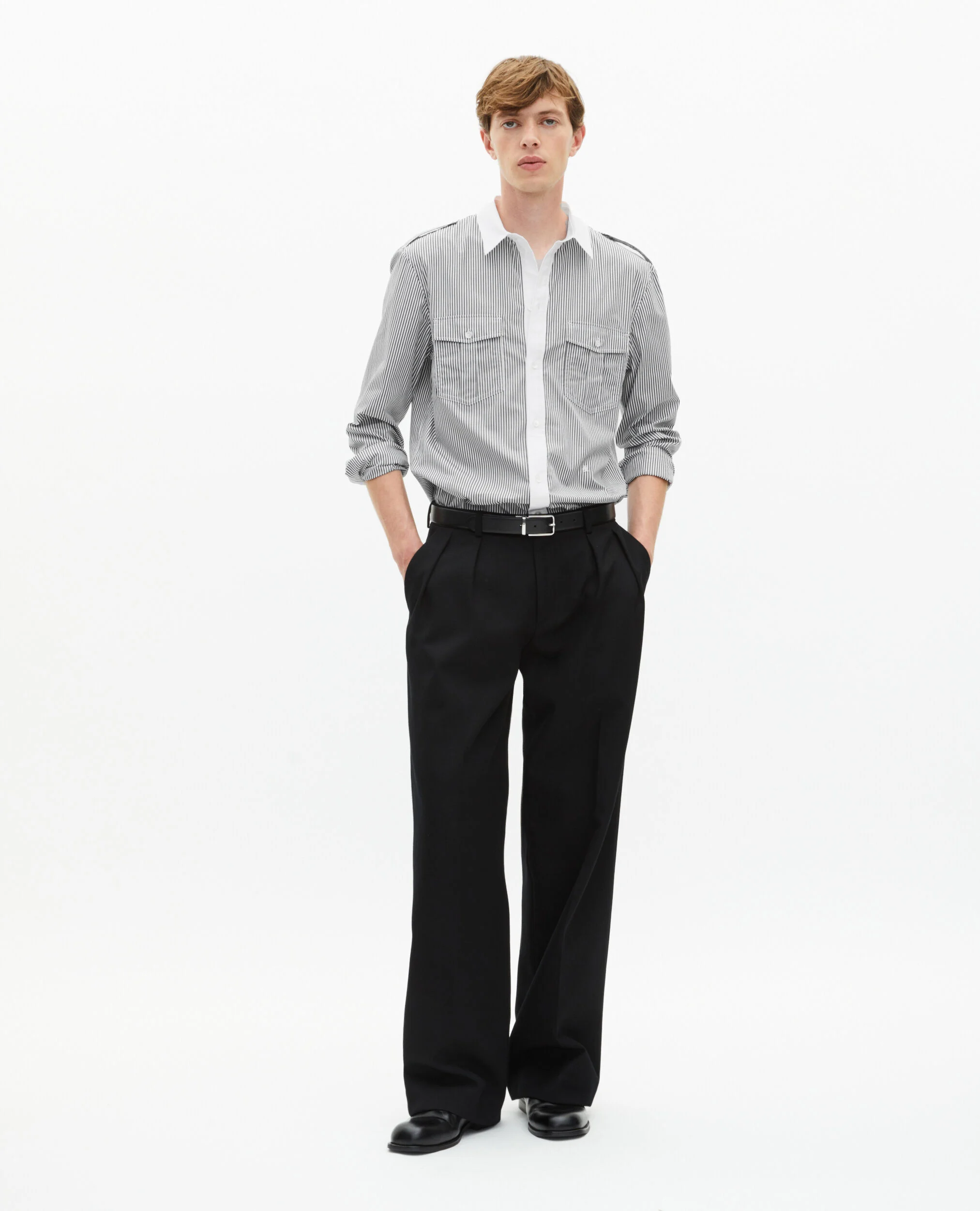 Chemise à fines rayures blanche et noire